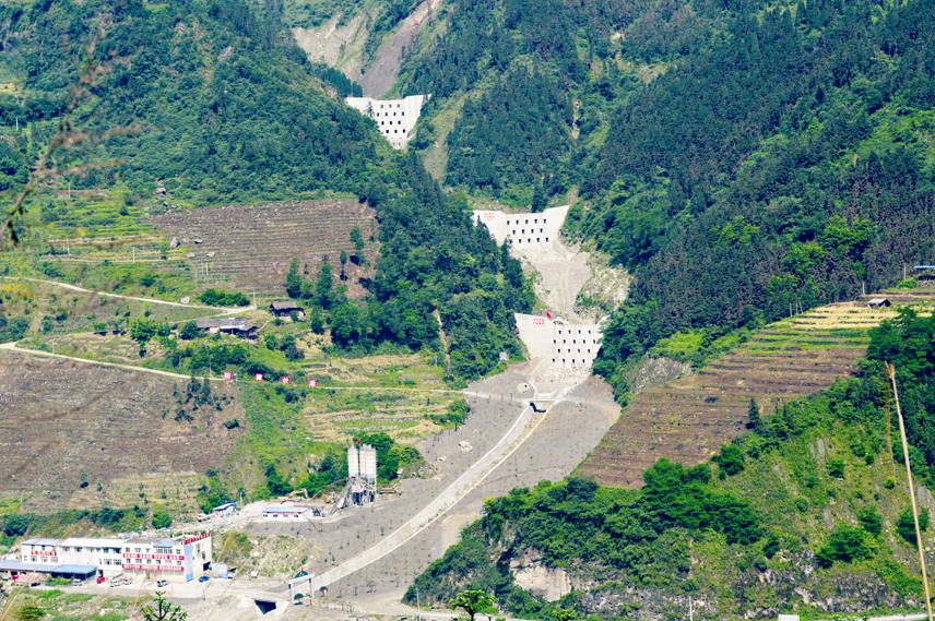 汶川县张家坪沟泥石流应急治理工程全景.jpg